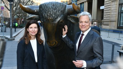 Dr. Bettina Orlopp und Dr. Manfred Knof posieren vor der Statue des Bullen am Börsenplatz Frankfurt