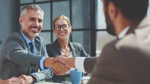 Mehrere multikulturelle Projektmanager bei einer Verhandlung in Vorstandssaal