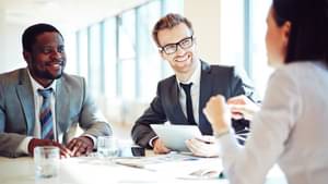 Ein Team von Geschäftsleuten klärt Details während einer Besprechung