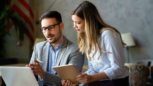 Zwei Ingenieure in einer Lagerhalle unterhalten sich