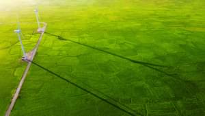 Landschaft mit Turbine Green Energy Electricity. Das Konzept der sauberen Energie.