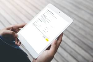 Tablet closeup viewing Termingeld Abschluss