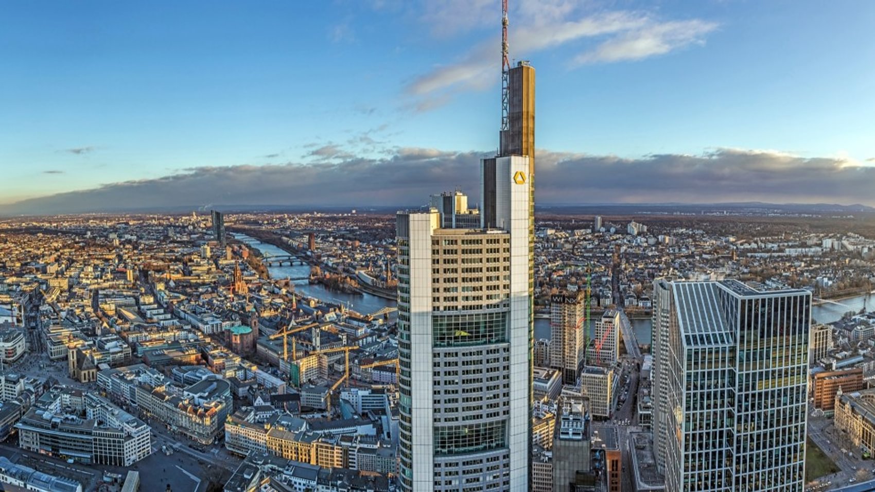 Panorama Frankfurt Skyline, im Vordergrund zusehen der Commerzbank Tower