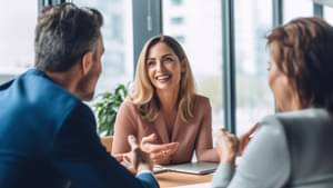 Ein Finanzberater trifft sich mit Kunden in einem Büro. Reflektiert persönliches Finanzmanagement- und Beratungsdienstleistung