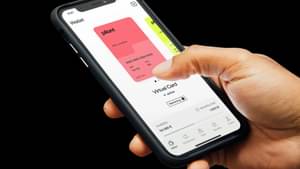 Eine Hand bedient ein Smartphone mit dem Daumen