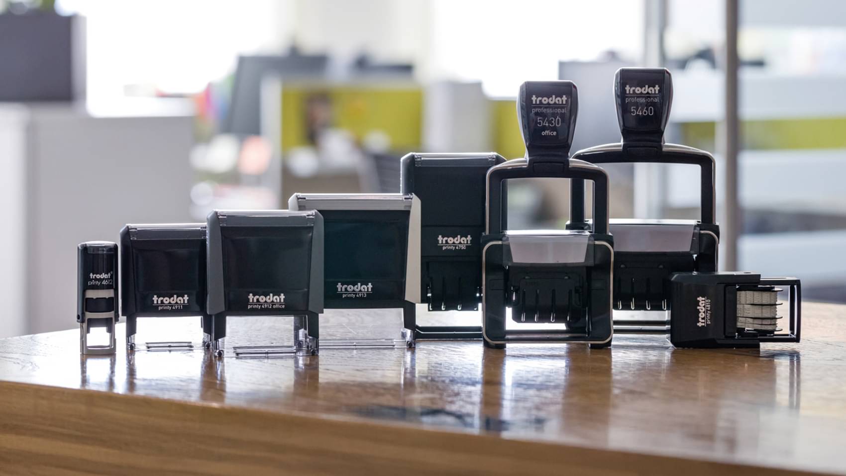 Die Abbildung zeigt die trodat Professional Stempel Serie aufgereit in einem Büro