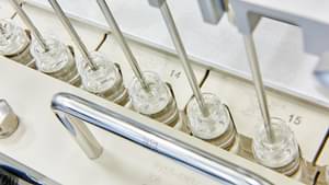 Abbildung zeigt die Aseptische Abfüllung & Optische Kontrolle bei Vetter Pharma