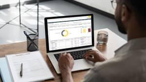 Nahaufnahme eines Tablets mit der Anwendung TMS