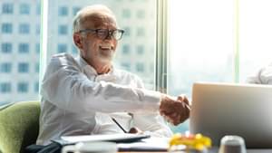  Bild von zwei Geschäftsleuten, die Geschäfte besprechen und den Eindruck erwecken, dass eine Vereinbarung getroffen wurde.