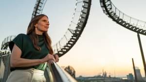 Junge Geschäftsfrau lehnt an einem Geländer bei Sonnenaufgang